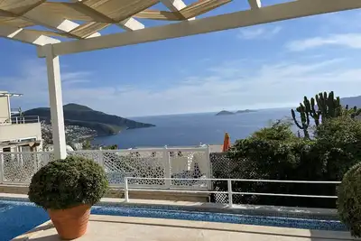Image de Appartement avec piscine partagée et vue sur la mer // Tarifs SPÉCIAUX 25 Juillet - 5 AOÛT