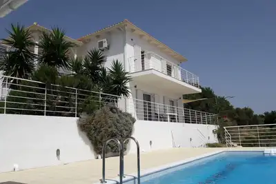Image de Villa de vacances de 3 chambres et piscine sur un terrain privé, au sud-ouest de Céphalonie.