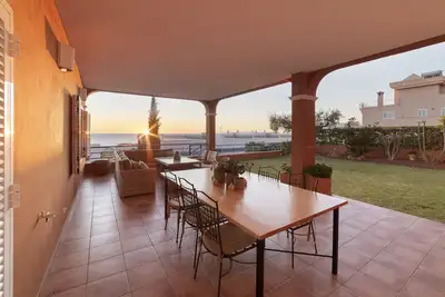 Image de Belle villa, vue imprenable, piscine, terrain de golf, emplacement parfait.