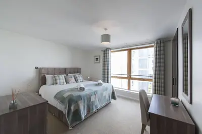 Image de Appartement de luxe au centre-ville de 2 chambres (avec ascenseur, parking souterrain, wifi)