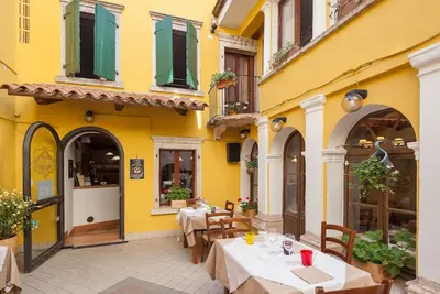 Image de une ancienne auberge qui est un monument italien. . . environ 200 ans « 1 Suite »