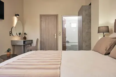 Image de Maisonnette Supérieure avec Vue sur le Jardin et la Piscine [60 m²]
