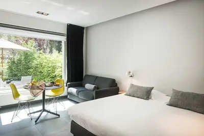 Image de Situé au calme chambre de luxe appartement au rez-de-chaussée avec jardin et parking privé gratuit