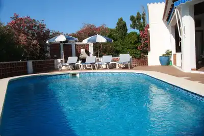 Image de Grande villa avec piscine privée et bain à remous et une vue imprenable sur la campagne