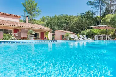 Image de Magnifique villa d'architecte nichée dans un golf