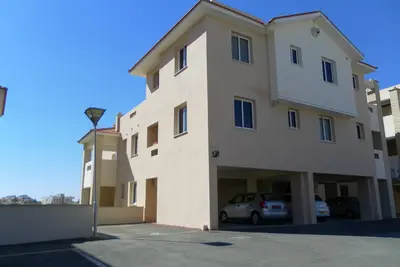 Image de Rez-de-chaussée avec jardin, appartement de luxe, 4 couchages, des courts de tennis, wifi. Un C