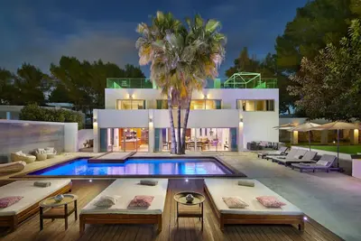 Image de Namaste et bienvenue Ă Casa India Ibiza. La villa de luxe ultime Ă Ibiza.