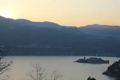 Image de Un long balcon donnant sur le lac d'Orta