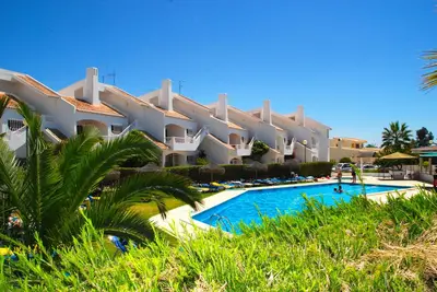 Image de Appartement avec piscine commune à pied des commodités plage, centre ville