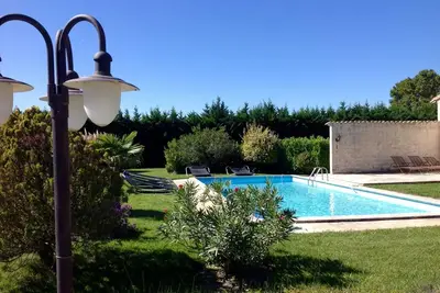 Image de Gite bleu en Provence sous les platanes centenaires au pied du Luberon.