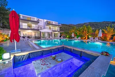 Image de Villa de 5 chambres avec une énorme piscine extérieure et piscine intérieure, idéale pour les grands groupes