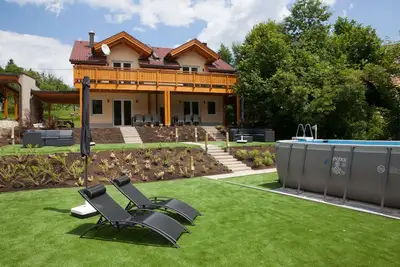 Image de Nouvelles maisons de vacances de luxe avec grand jardin sur une piste de ski près de l'Italie et de la Slovénie