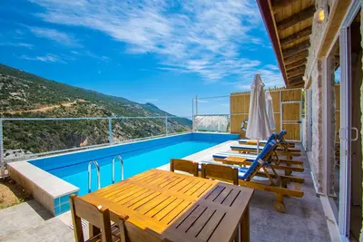 Image de Nouvelle villa traditionnelle de 2 chambres avec piscine intérieure chauffée et extérieure isolée