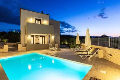 Image de Villa moderne spacieuse avec piscine et vue imprenable!