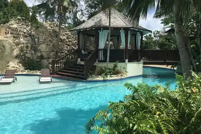 Image de Une belle villa de 3 chambres avec superbe piscine communale et à quelques pas de la plage de Gibbs.