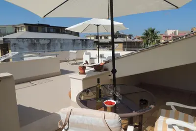 Image de top appartement penthouse étage avec terrasse dans le centre historique, 3 km de la plage