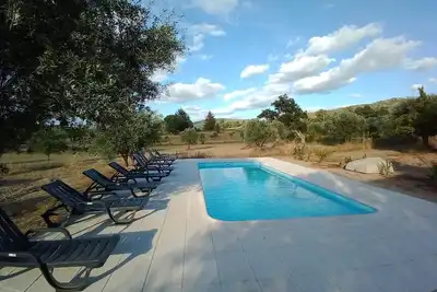 Image de Maison avec grande piscine et jardin.
