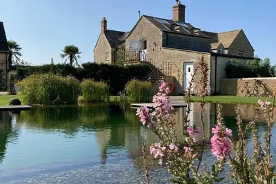 Image de The Bothy: appartement romantique et original avec cuisine, salle de bains et étang de baignade