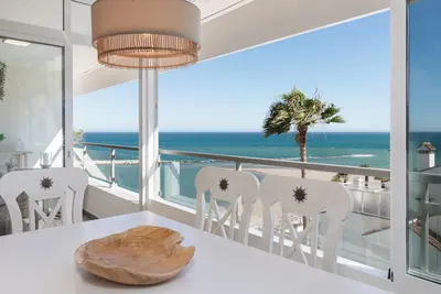 Image de Plage de luxe avec vue sur l'océan. Bel appartement de 2 chambres en première ligne de plage