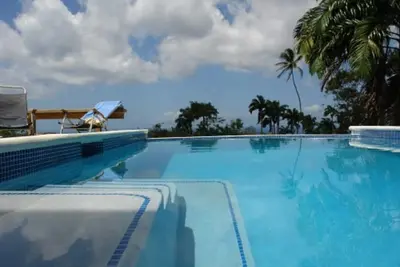 Image de Ailes d'une cabine construite à la main offrant une expérience unique de la forêt tropicale romantique