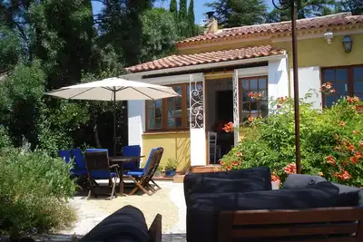 Image de Jolie maison provençale avec piscine d'eau salée et grand jardin près du village