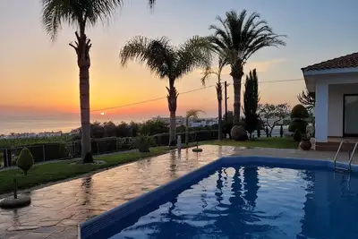 Image de Villa avec piscine privée et vue sur la mer