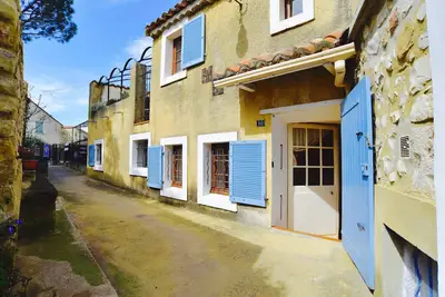 Image de Maison de village restaurée avec goût, terrasse ensoleillée donnant sur jardin de l'église