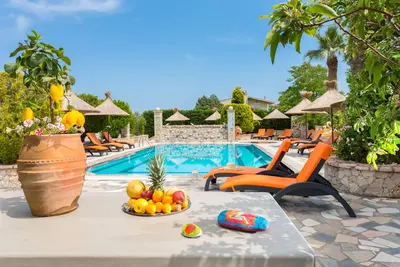 Image de Studio Elefteria pour 2 personnes Piscine + Bbq + Jacuzzi