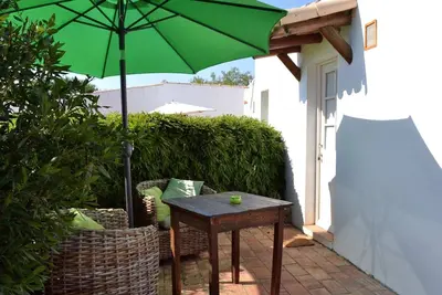 Image de Chambre Double Confortable avec Cuisine Extérieure et Piscine Commune
