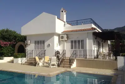 Image de Luxe Individuelle 3 Chambres Villa avec grande piscine et de magnifiques jardins en zone tranquille