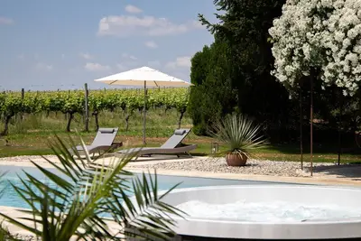 Image de Le Caillau, gîte de luxe avec restaurant et piscine privée chauffée dans les vignes