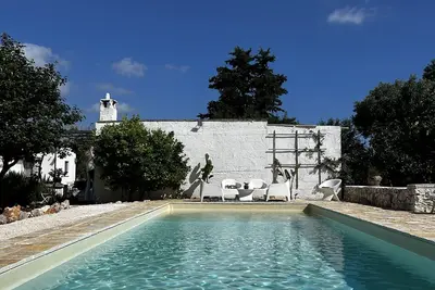 Image de Trullo maison de vacances  Pouilles avec piscine au milieu des oliviers