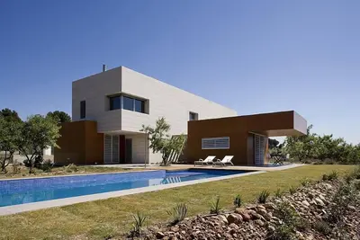 Image de Grande maison avec jardin et piscinne privés