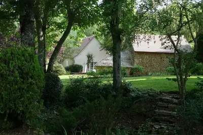 Image de cottage de charme avec dépendance et piscine, havre de paix, situation dominante