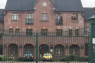 Image de Belle maison de ville de 4 chambres dans une cour fermée près du centre-ville