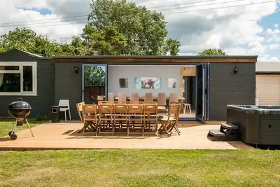 Image de Cabine de luxe dans un excellent emplacement, un bain à remous, 18 couchages