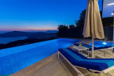 Image de Villa de luxe 2 chambres avec piscine intérieure chauffée et extérieure, vues spectaculaires