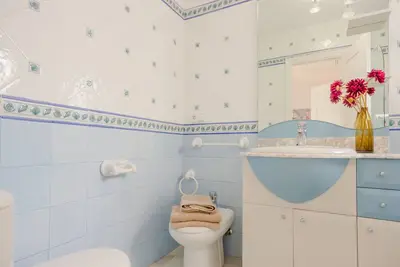 Image de Villa à 100 mètres de la plage et de la piscine ouverte toute l'année