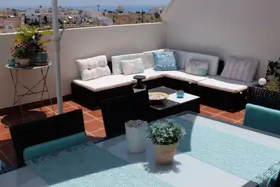 Image de Maison de vacances confortable et confortable pour 4-6 personnes avec vue mer et montagne, mer