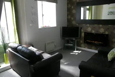 Image de Two Bedroom Townhouse, peut accueillir 4 personnes, une promenade de 5 minutes de Prestations