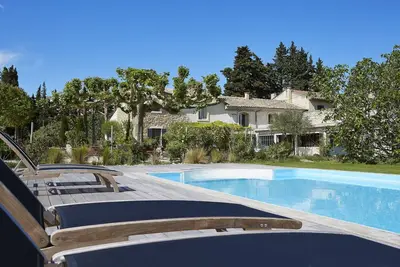 Image de Mas provençal avec grand jardin et belle piscine en Provence