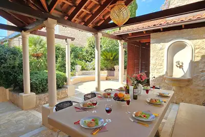 Image de Villa en pierre rénovée, charmante terrasse, cuisine extérieure d'été et grill