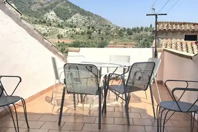 Image de Cottage avec cheminée et terrasse, entouré de montagnes et de rivières