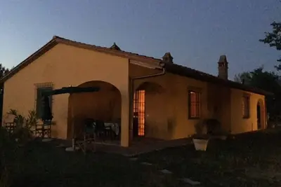 Image de Villa \"Le Ginestre\" avec piscine sur les collines toscanes.