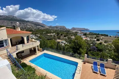 Image de Les bougainvilliers d'Atenea et la mer Méditerranée.