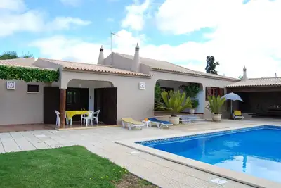 Image de Villa moderne avec de grandes zones de jardin privé Swimmg-piscine et jacuzzi