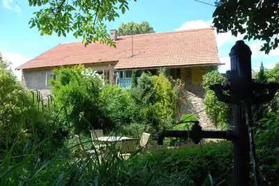 Ferme de village rénovée élégante près de Prague et à proximité d'un lac de loisirs