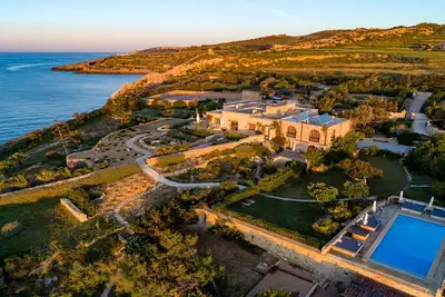 Image de Villa côtière avec piscine privée et court de tennis, à quelques pas de la mer