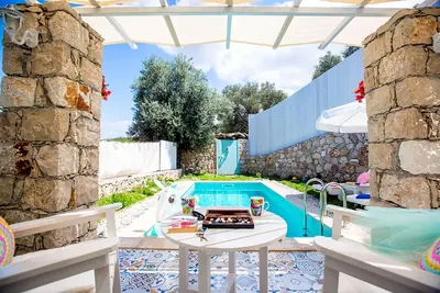 Image de Belle villa romantique lune de miel Hideaway avec piscine isolée chauffée