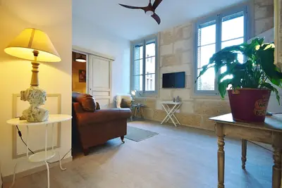 Appartement au premier étage dans maison de ville de style parisien, face au Palais Ducal